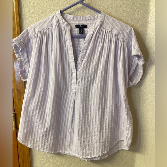 GAP Tops - GAP v-neck, short sleeve stripe top in lavender, size small